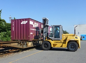 コンテナを貨車に積み込みます