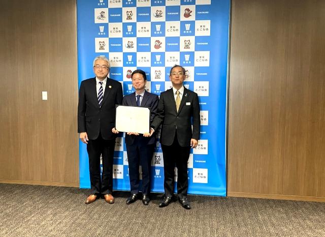 　　　　　2025年3月26日 協定締結時
（中）常滑市長　伊藤辰矢 様
（右）日本貨物鉄道株式会社東海支社長　小山靖仁 様