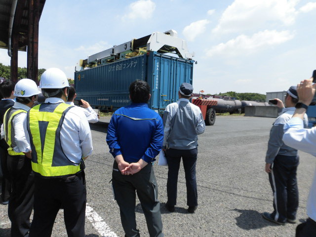 ★31ftコンテナをトップリフターでトラックへ積み込む